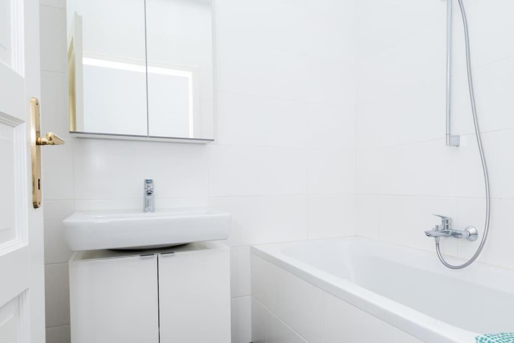 Orestaliving- 3Br On The Daube Canal/Friedensbruecke Vienna Exterior photo
